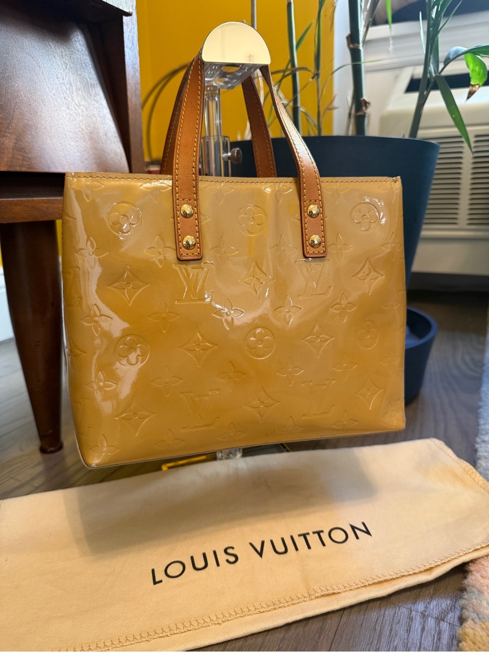 Louis Vuitton Yellow Patent Leather Vernis Monogram Reade PM Tote w/ COA - Picture 3 of 12